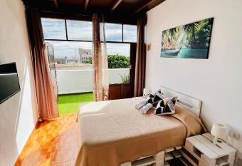 El jardin de Iris allows 18 year olds to book a room