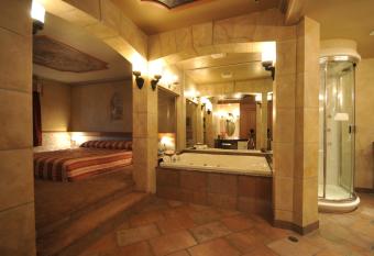 Motel Capri et Suites has rooms with a private hot tub