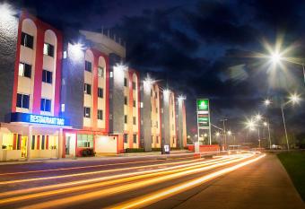 Hotel Madrid Minatitl  n allows 18 year olds to book a room