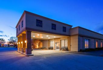 Best Western Crossroads of The Bluffs has rooms with a private hot tub
