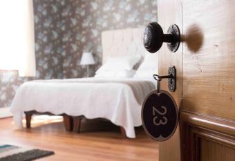Wood Residence Hotel Boutique allows 18 year olds to book a room