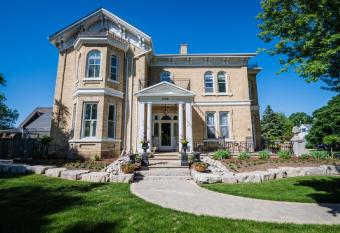 Hughson Hall Bed & Breakfast has Balcony rooms
