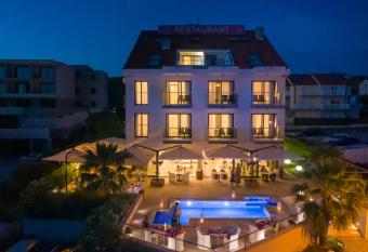 Boutique Hotel Life has Balcony rooms