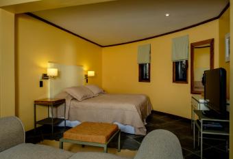 Bah  a Manzano Resort has rooms with a private hot tub