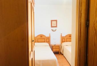 Hostal Restaurante Ecuador allows 18 year olds to book a room