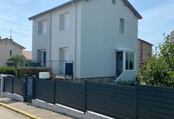 Aux 2 lots allows 18 year olds to book a room