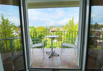 Location Sacchi allows 18 year olds to book a room