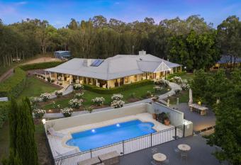 Thistle Hill Guesthouse - walk to many wineries and restaurants allows 18 year olds to book a room