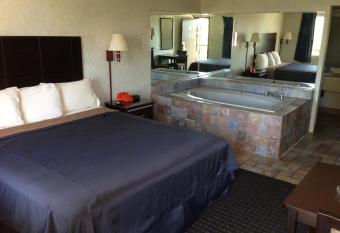 Del Amo Inn has rooms with a private hot tub