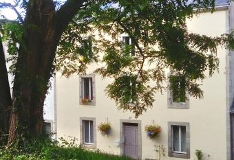 Chez Yann et Val  rie allows 18 year olds to book a room