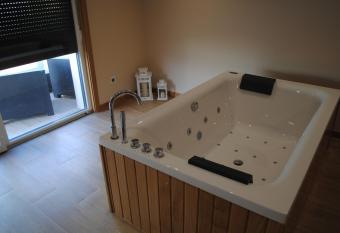 Casa Chelo Alojamientos Turisticos has rooms with a private hot tub