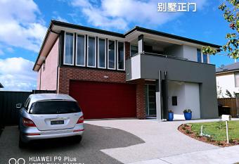 Happy Cozy House has Balcony rooms