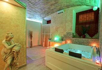 Hotel Il Villino allows 18 year olds to book a room