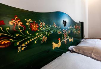 Casa Cu Usi - House of Doors allows 18 year olds to book a room