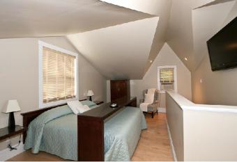 Clyde Hall Bed and Breakfast has rooms with a private hot tub