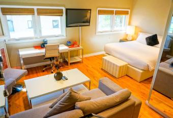 Balboa Inn has rooms with a private hot tub