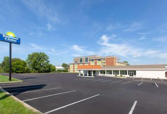 Days Inn & Suites by Wyndham Grand Rapids Near Downtown has Balcony rooms