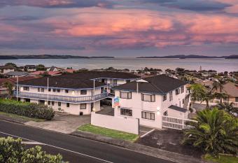 Snells Beach Motel has rooms with a private hot tub