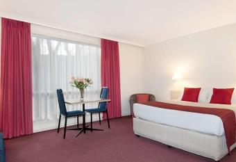 Ringwood Lake Inn has rooms with a private hot tub