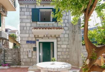 Apartments and Rooms Stone House has Balcony rooms