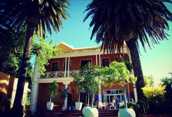 Ashanti Lodge Backpackers allows 18 year olds to book a room