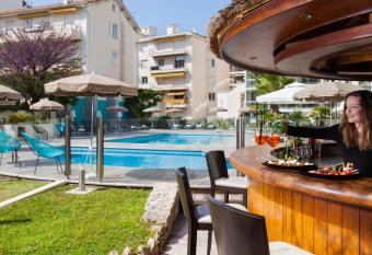 Neh   Suites Cannes Croisette allows 18 year olds to book a room