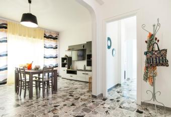 Casa Vacanza Eolo has Balcony rooms