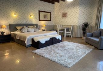 Villa M  llerbeck has rooms with a private hot tub