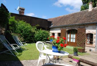 Chambres La Vall  e allows 18 year olds to book a room