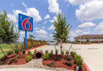 Motel 6-Houston, TX - North has Smoking rooms
