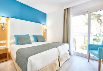 Universal Casa Marquesa allows 18 year olds to book a room