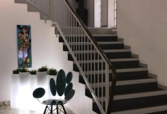 H  tel Vulcain has Balcony rooms