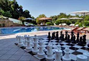 Archontiko Loukis has rooms with a private hot tub