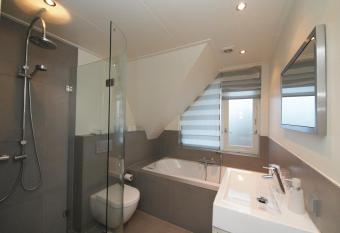 Villa Envie has rooms with a private hot tub