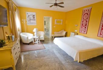 Hostal Nueva Andalucia allows 18 year olds to book a room