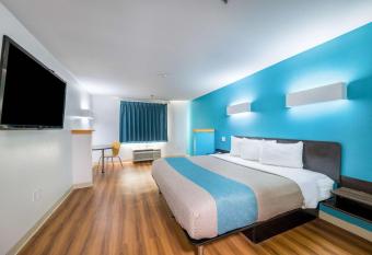 Motel 6 Decatur. Tx has rooms with a private hot tub