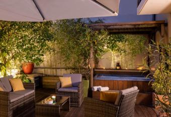 Maison Lavaud has rooms with a private hot tub