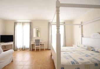 Hostal HPC Porto Colom allows 18 year olds to book a room