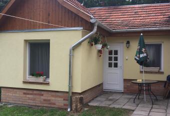 Liliom Vend  gh  z allows 18 year olds to book a room