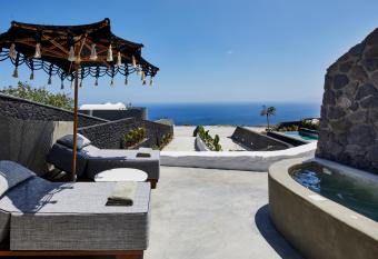 Theano Cave Suites & Villas has rooms with a private hot tub