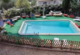 palayson allows 18 year olds to book a room