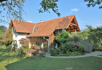 Altes Geh  ft am Lormanberg has rooms with a private hot tub