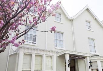 Seaclyffe Hotel Ltd allows 18 year olds to book a room