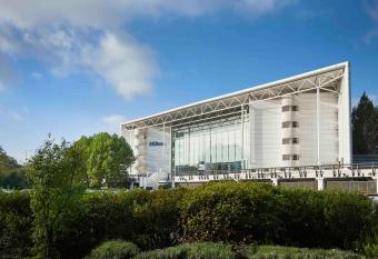 Hilton London Heathrow Airport allows 18 year olds to book a room