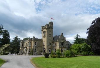 Mansfield Castle Hotel has rooms with a private hot tub