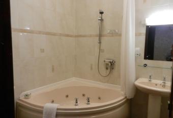 Morangie Hotel Tain has rooms with a private hot tub