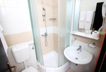 Hotel Grand has rooms with a private hot tub