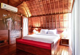 The Lumbung Wood Villa has Balcony rooms