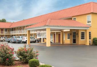 Days Inn by Wyndham Barnwell has rooms with a private hot tub