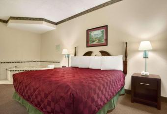 Days Inn By Wyndham Lexington/Columbia has rooms with a private hot tub